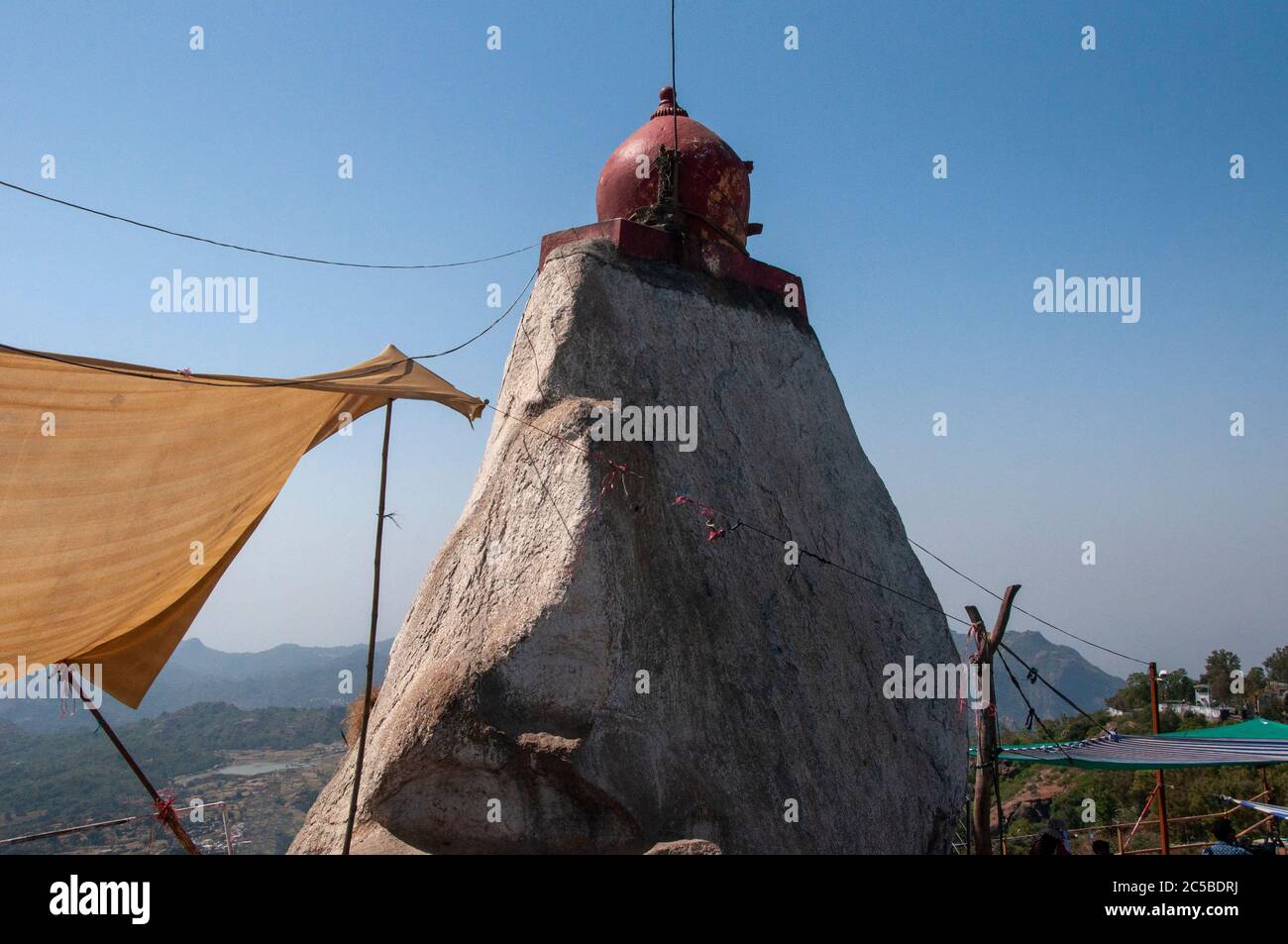 Guru Shikhar, un sommet dans les montagnes arbusdes du Rajasthan, est le point le plus élevé de la chaîne d'Aravalli Banque D'Images