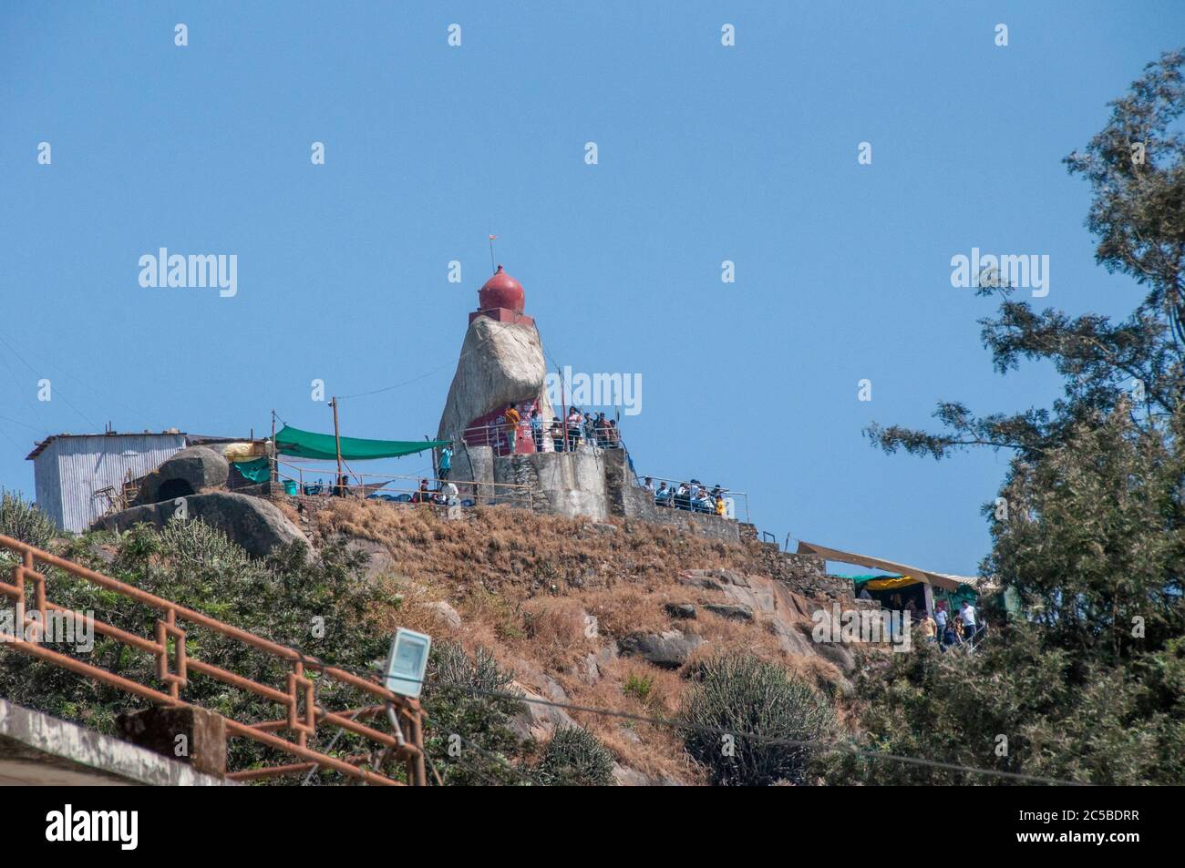 Guru Shikhar, un sommet dans les montagnes arbusdes du Rajasthan, est le point le plus élevé de la chaîne d'Aravalli Banque D'Images