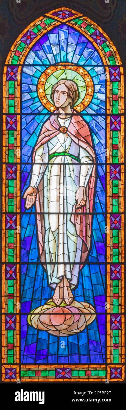 BARCELONE, ESPAGNE - 4 MARS 2020 : le vitrail moderne de la Vierge Marie dans l'église Iglesia Sant Angel Custodi de 20. Cent. Banque D'Images