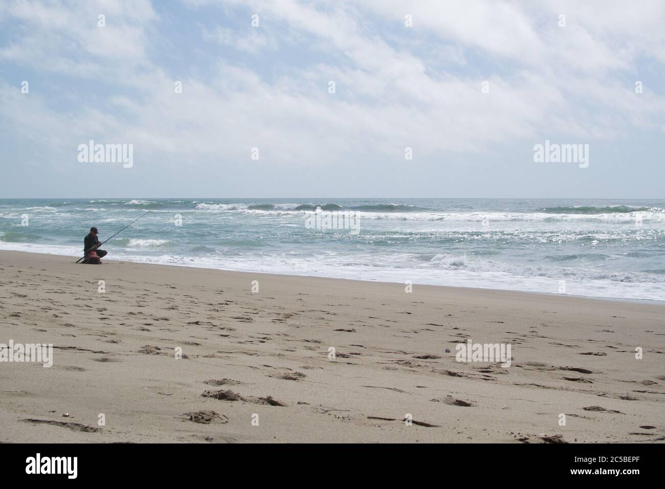 Pêche en mer depuis la plage d'État de San Gregorio, Californie. Banque D'Images