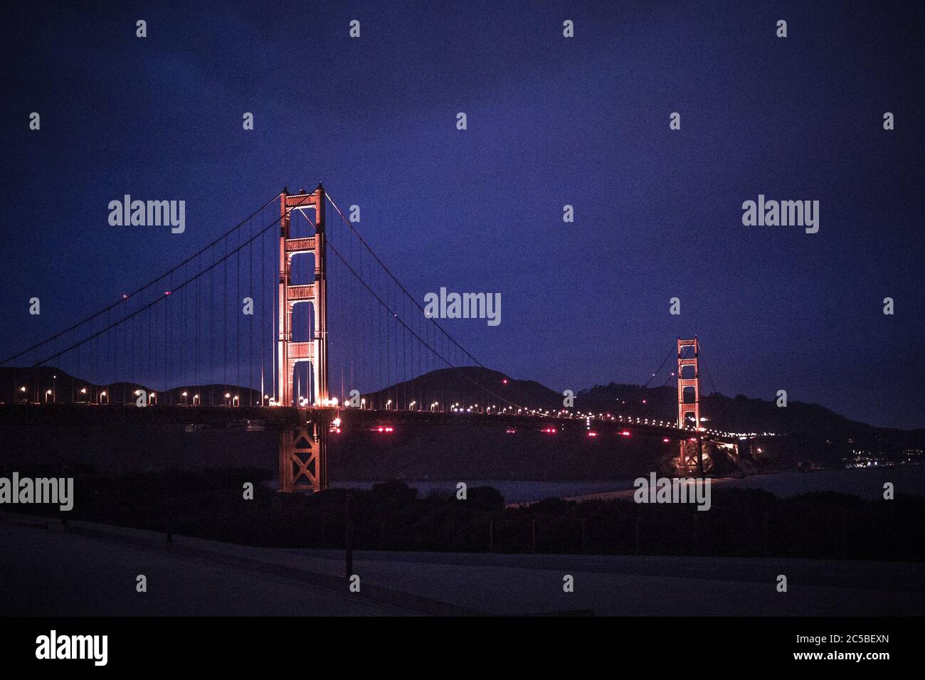 Golden Gate Bridge au crépuscule depuis fort Bragg avec Marin Headlands en arrière-plan Banque D'Images