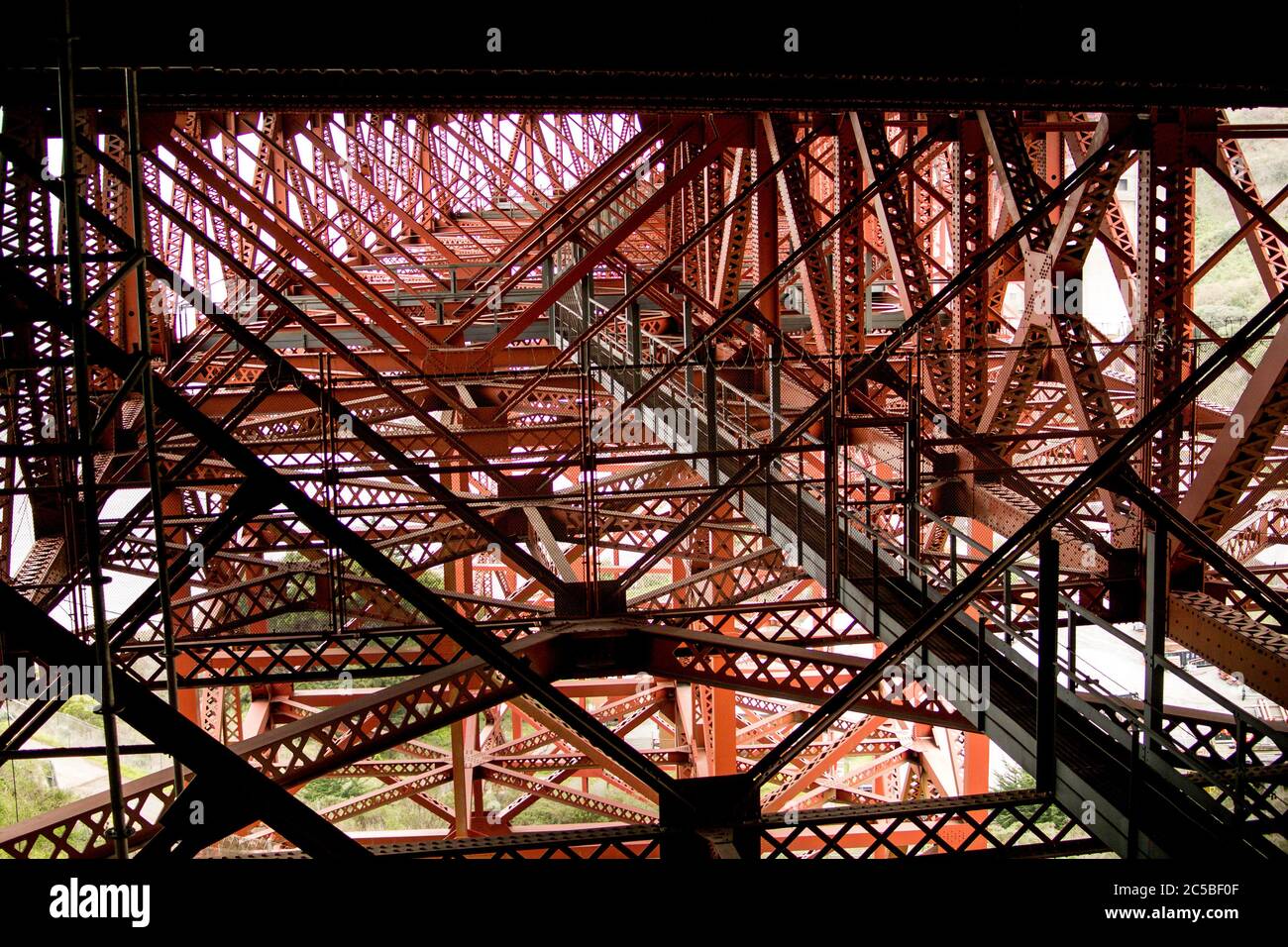 Sous-structure du Pont du Golden Gate. Sous la roadbed au-dessus du viaduc nord à Marin. Banque D'Images