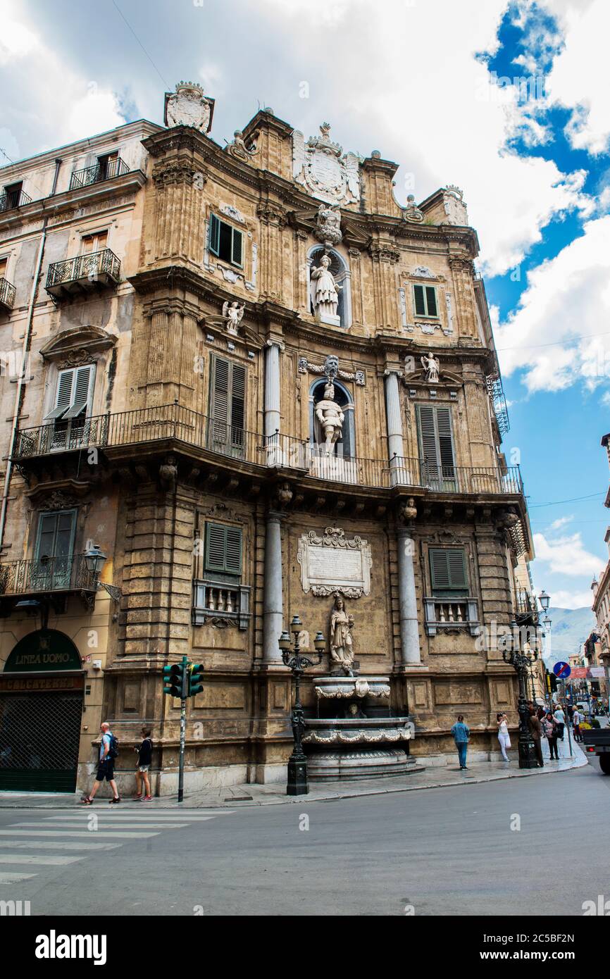 Quattro Canti - four Corners, officiellement connu sous le nom de Piazza Vigliena, est une place baroque à Palerme, Sicile, Italie Banque D'Images