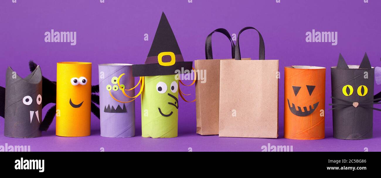 Automne saison Halloween vente concept - jouet de rouleau de toilettes tube? recyclez l'idée et le sac de papier de la boîte de shoppingpin sur fond violet, écologique Banque D'Images