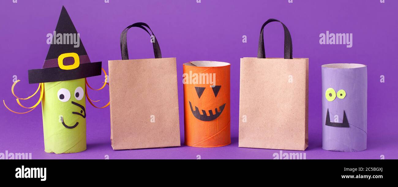 Automne saison Halloween vente concept - jouet de toilette rouleau tube recyclage idée et papier artisanat sac à provisions sur fond violet, écologique Banque D'Images