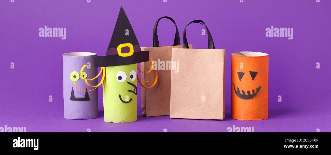 Automne saison Halloween vente concept - jouet de toilette rouleau tube recyclage idée et papier artisanat sac à provisions sur fond violet, écologique Banque D'Images