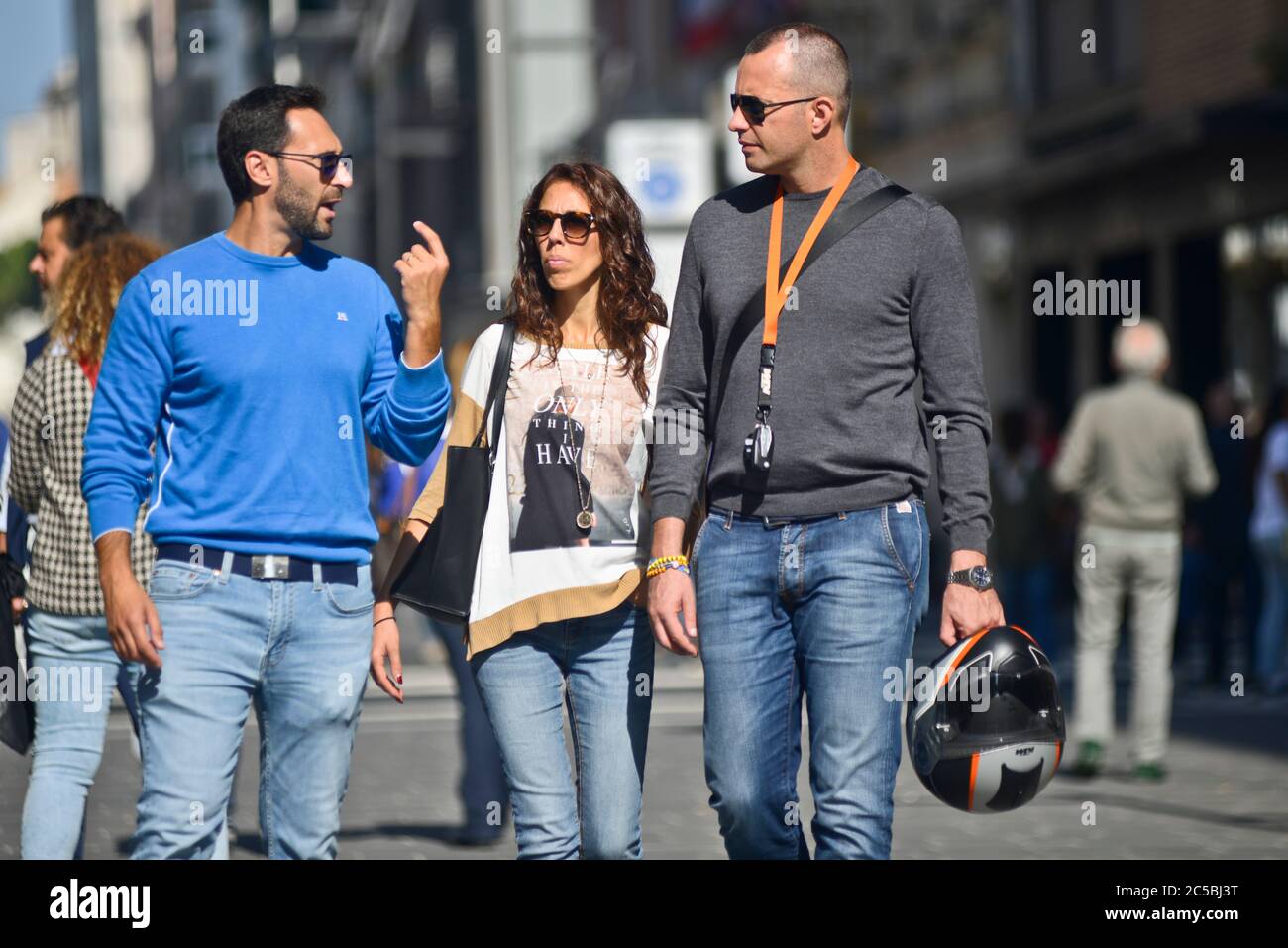 Amis italiens marchant et parlant dans la via Sparano da Bari. Bari, Italie Banque D'Images