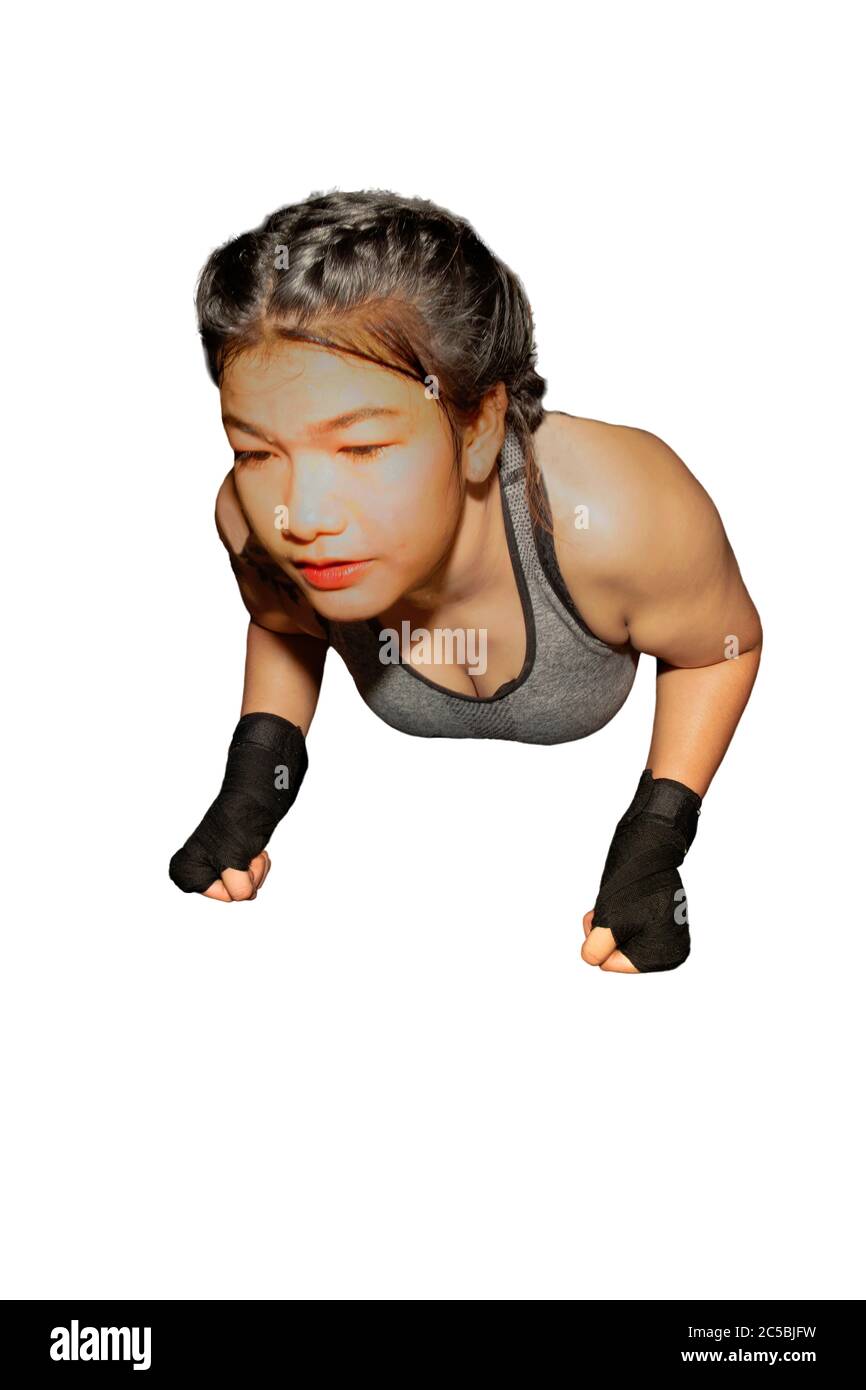 Jeune femme asiatique de 20-30 ans qui fait des push-up sur le tapis de yoga dans la salle de gym. Concept de fitness sur isolé avec masque. Banque D'Images