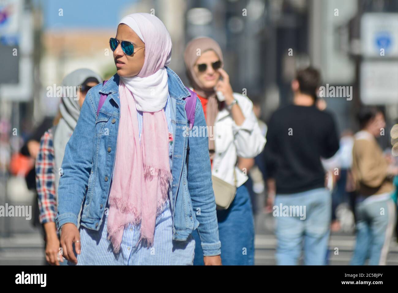 Filles musulmanes dans la via Sparano da Bari. Bari, Italie Banque D'Images