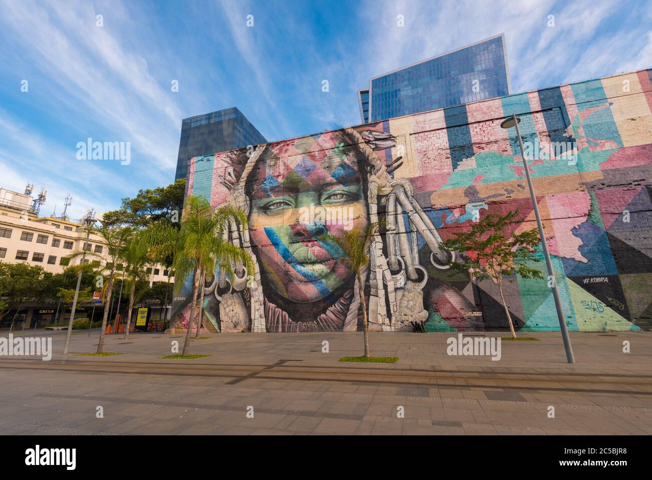 Rio de Janeiro, Brésil - 30 juin 2020 : la fresque d'Eduardo Kobra a été nommée peuple autochtone des 5 continents. Art sur le mur du boulevard olympique. Banque D'Images