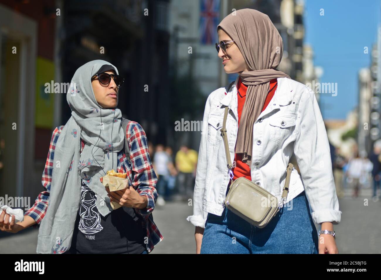 Filles musulmanes dans la via Sparano da Bari. Bari, Italie Banque D'Images