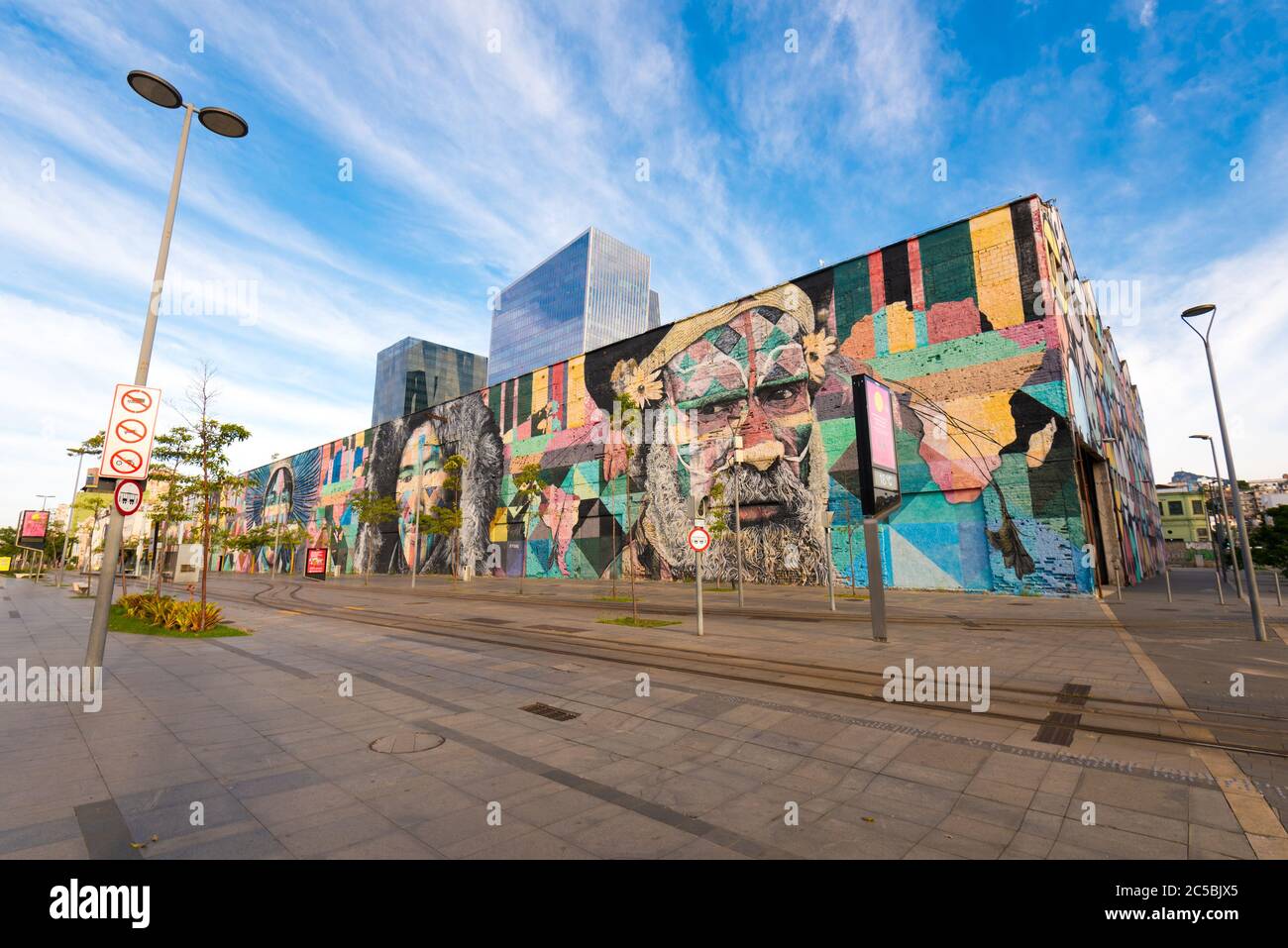 Rio de Janeiro, Brésil - 30 juin 2020 : la fresque d'Eduardo Kobra a été nommée peuple autochtone des 5 continents. Art sur le mur du boulevard olympique. Banque D'Images