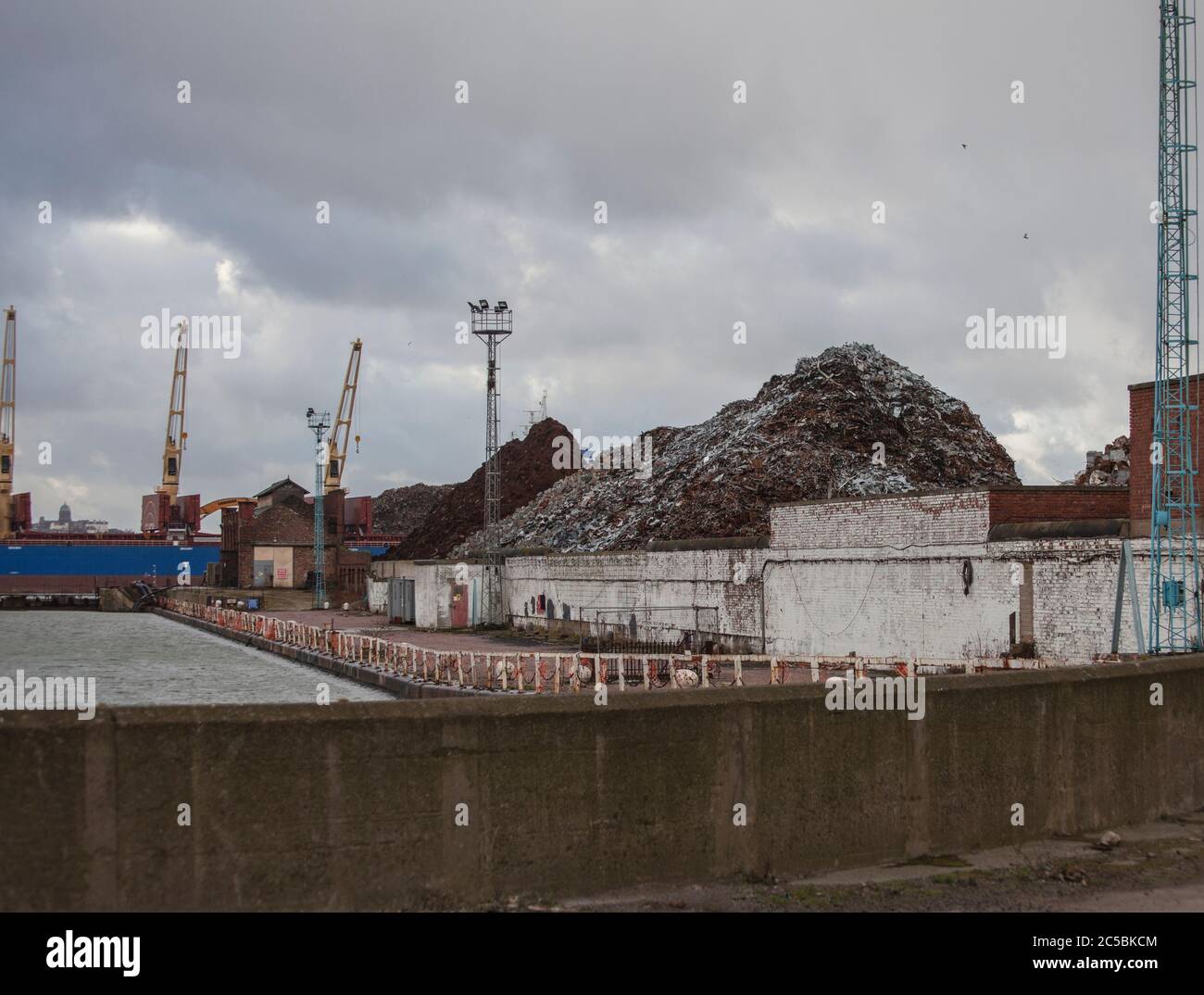 Zones industrielles, docklands, dégoulinent, laid Pretty, quais de la rivière Mersey, quais de travail, vieux bâtiments, routes négligées, industrie, Banque D'Images