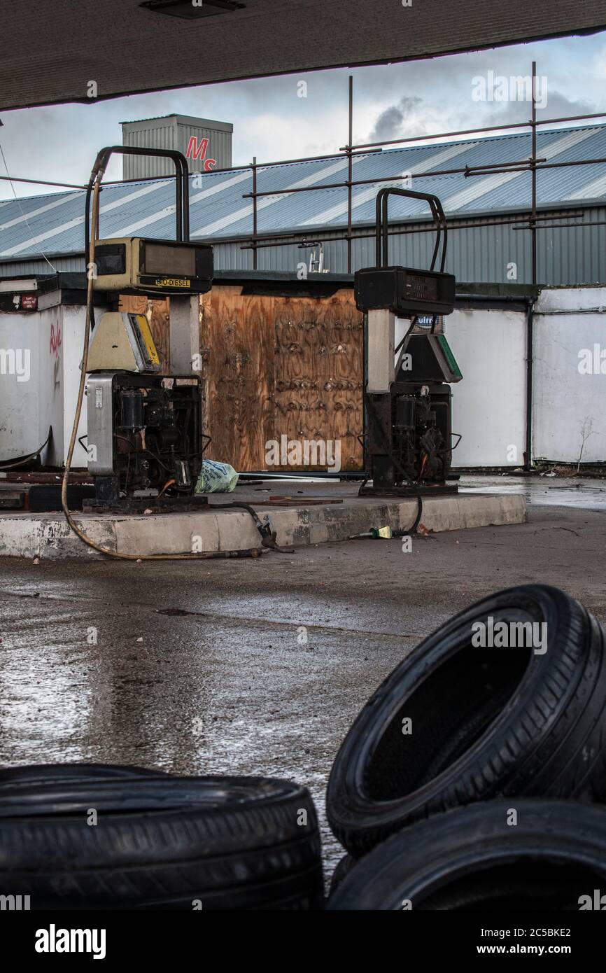 Zones industrielles, abandonnées, délabrées, laid joli, négligées station-service, vieux bâtiments, routes négligées, industrie, station-service, essence, ruiné Banque D'Images
