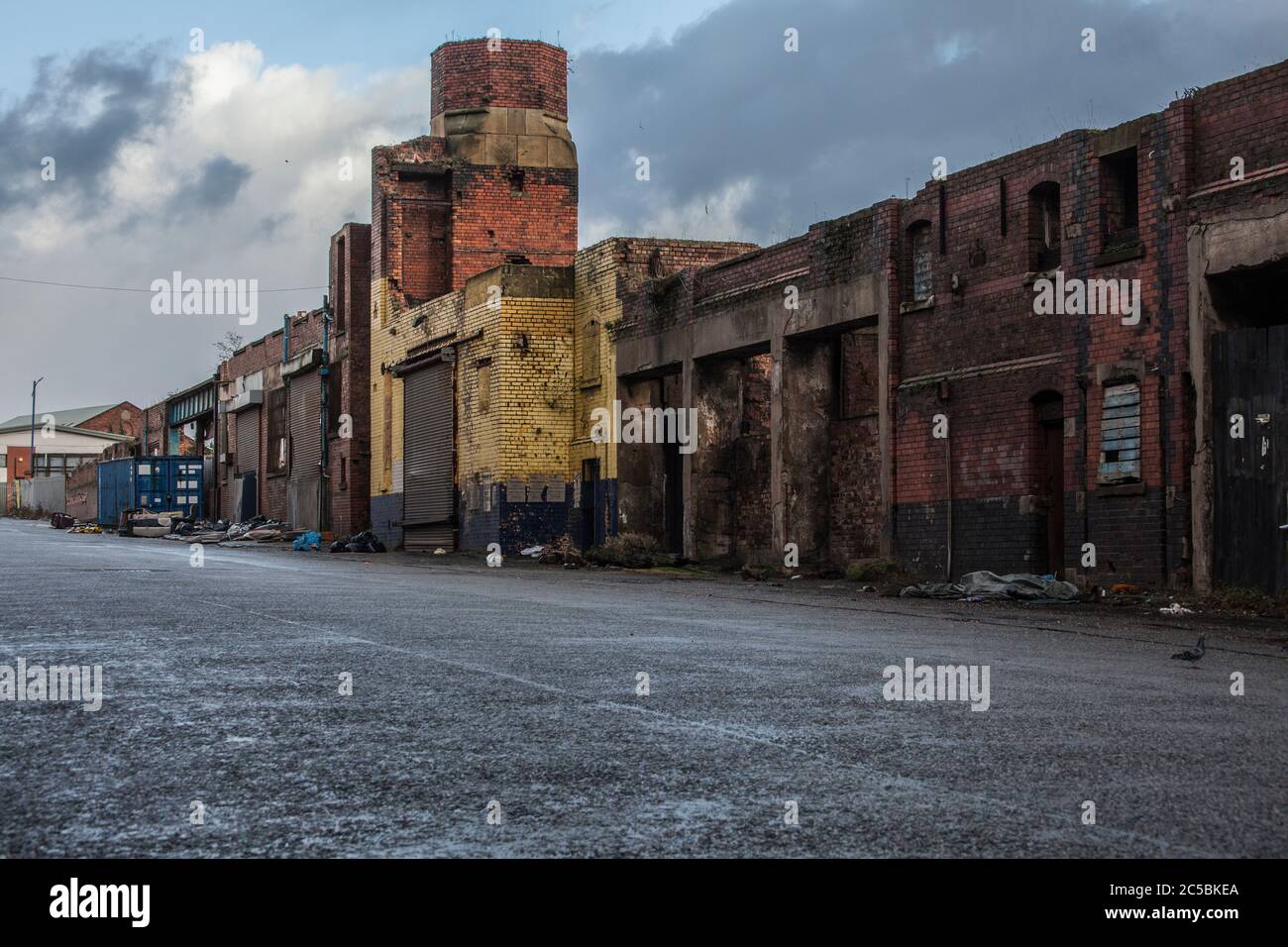 Zones industrielles, docklands, dégoulinent, laid Pretty, quais de la rivière Mersey, quais de travail, vieux bâtiments, routes négligées, industrie, Banque D'Images
