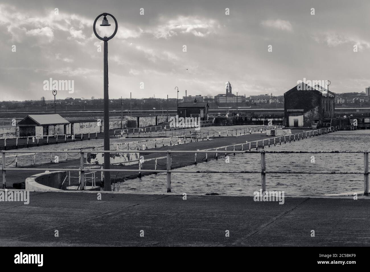 Zones industrielles, docklands, dégoulinent, laid Pretty, quais de la rivière Mersey, quais de travail, vieux bâtiments, routes négligées, industrie, Banque D'Images