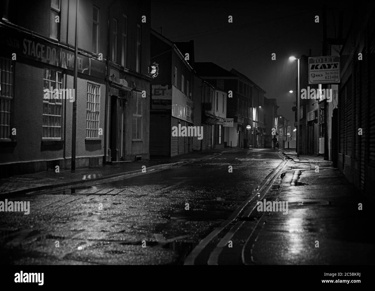 Photographie de rue de nuit. Rues la nuit. Architecture, lumières de rue, porte de scène, rue vide, rue vide la nuit, pluie, pluie Banque D'Images