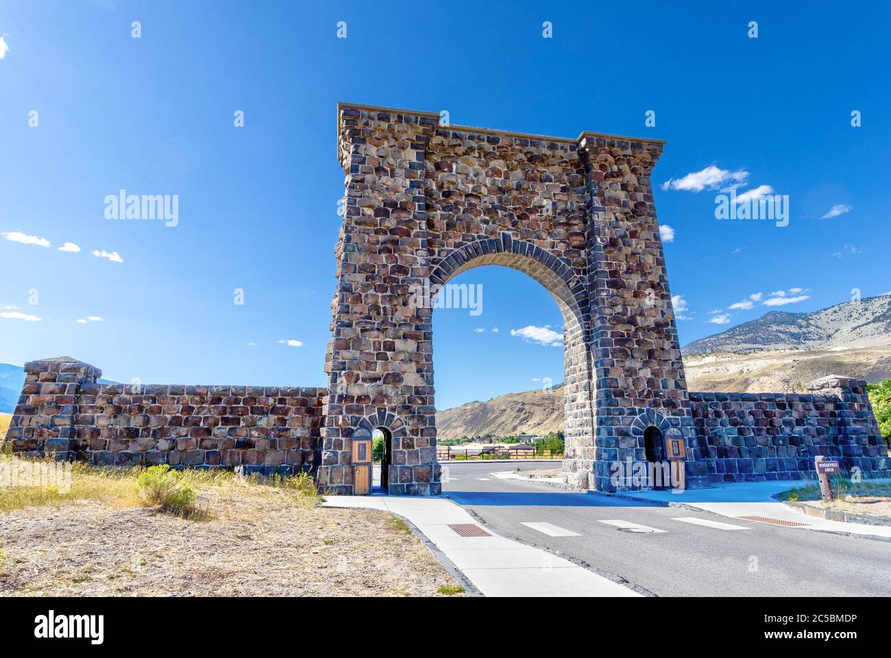 Roosevelt Arch à l'entrée nord du parc national de Yellowstone à Gardiner, Montana. Banque D'Images