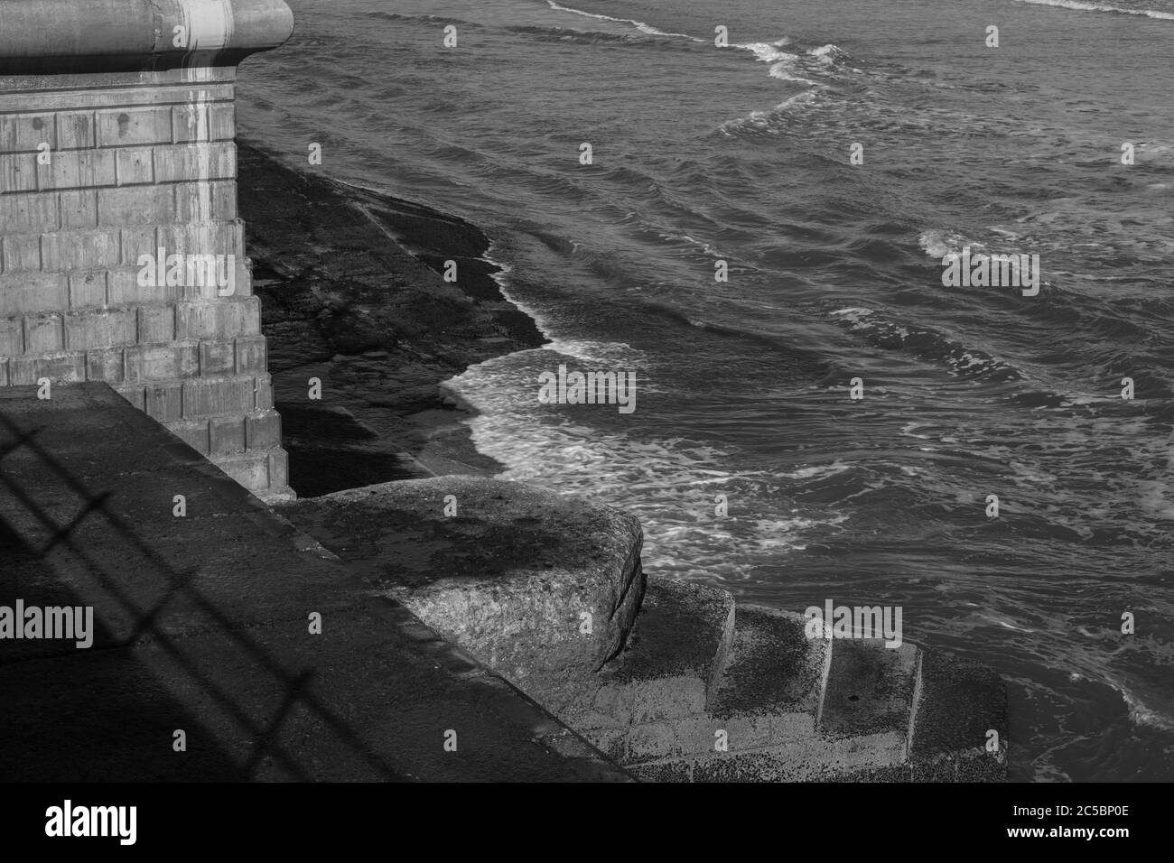 Digue, mur de mer, promenade, front de mer, mer, défenses, des villes, des villages, stations balnéaires. Nouveau, ancien, protection de la mer, littoral, corrosion Banque D'Images