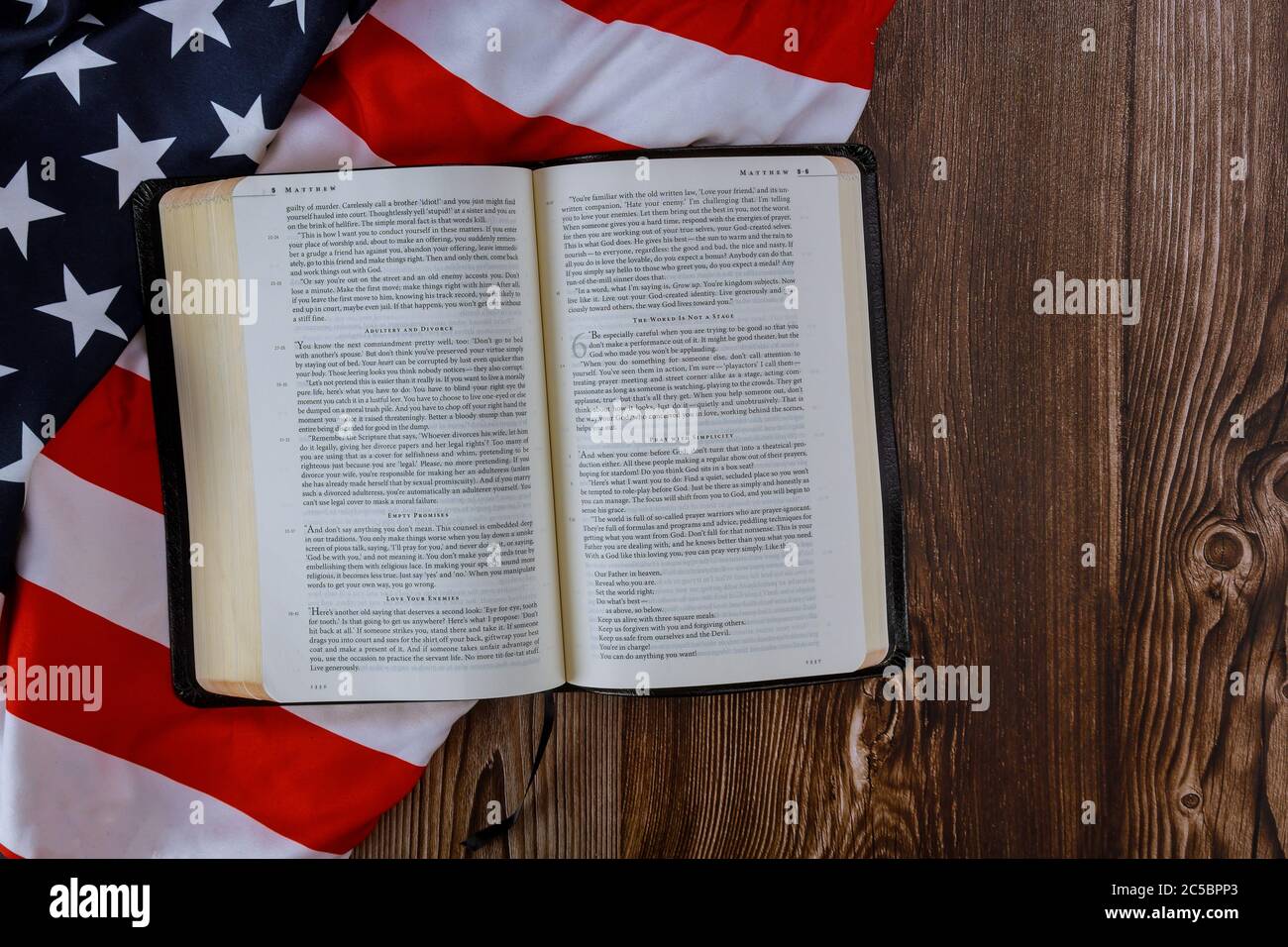 Los Angeles CA US 01 JUILLET 2020: Open est la lecture de livre de la Bible Sainte avec prière pour l'amérique sur le drapeau américain à volant sur table en bois Banque D'Images