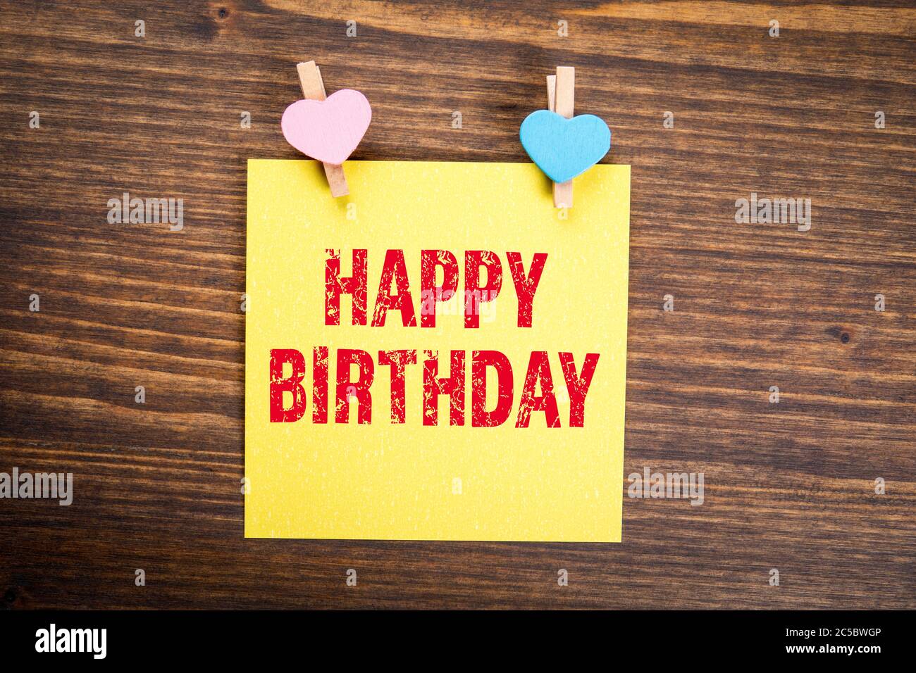 Joyeux Anniversaire Pinces En Bois Avec Coeur Et Note Sur Table En Bois Photo Stock Alamy