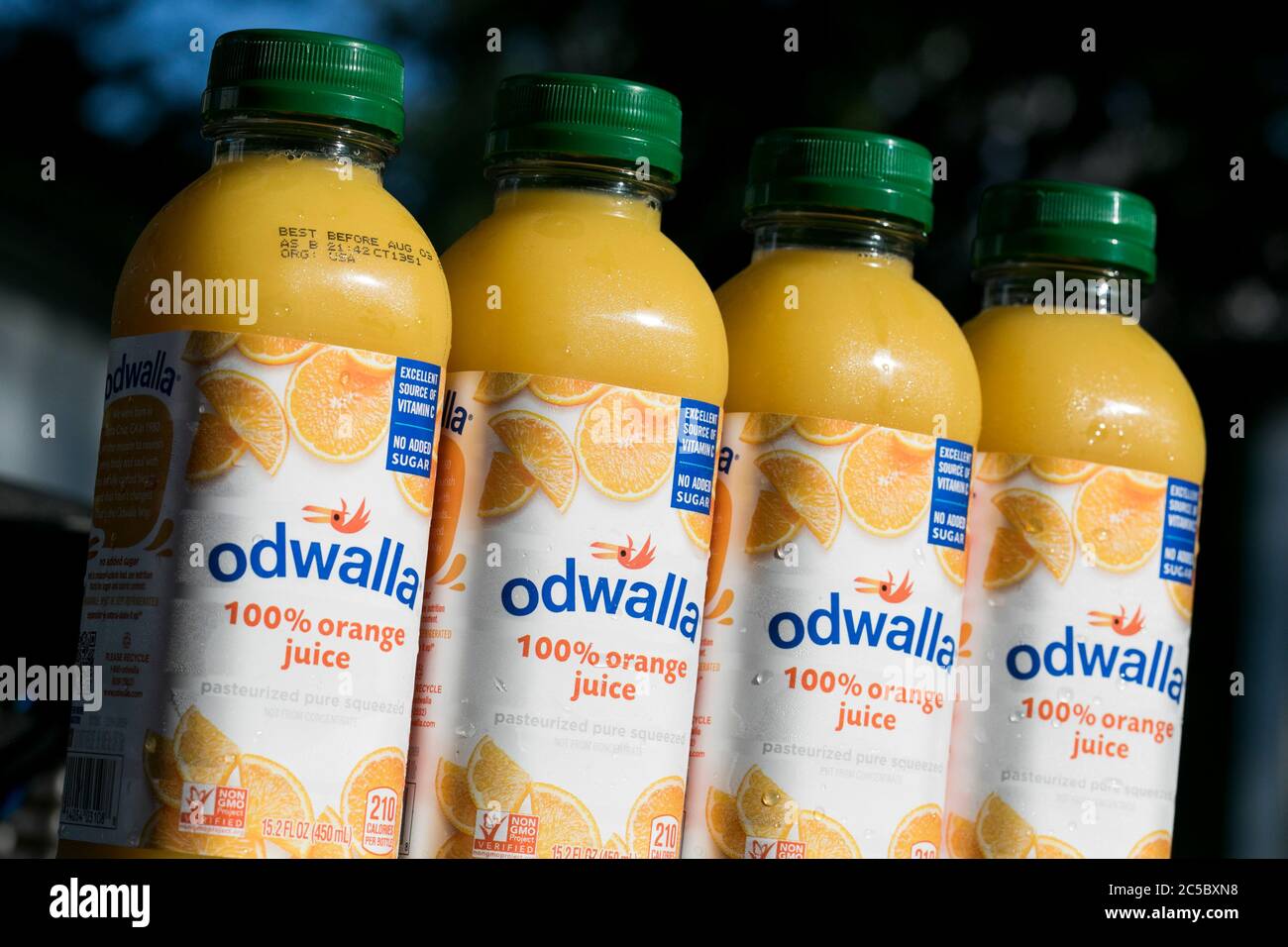 Bouteilles de jus Odwla disposées pour une photo. Banque D'Images