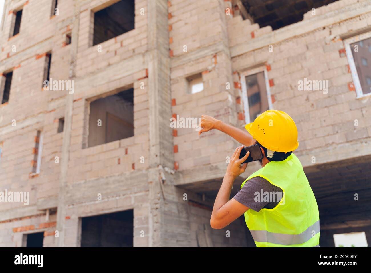 Un employé de la construction fait un mauvais signal Banque D'Images