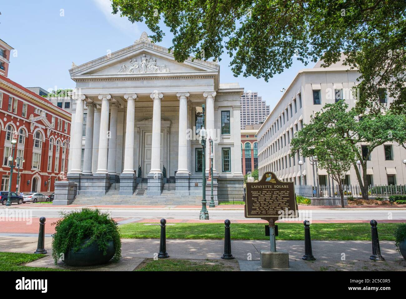 Nouvelle-Orléans, Louisiane/Etats-Unis - 6/30/2020: Gallier Hall et Lafayette Square Historic Marker sur l'avenue St. Charles Banque D'Images