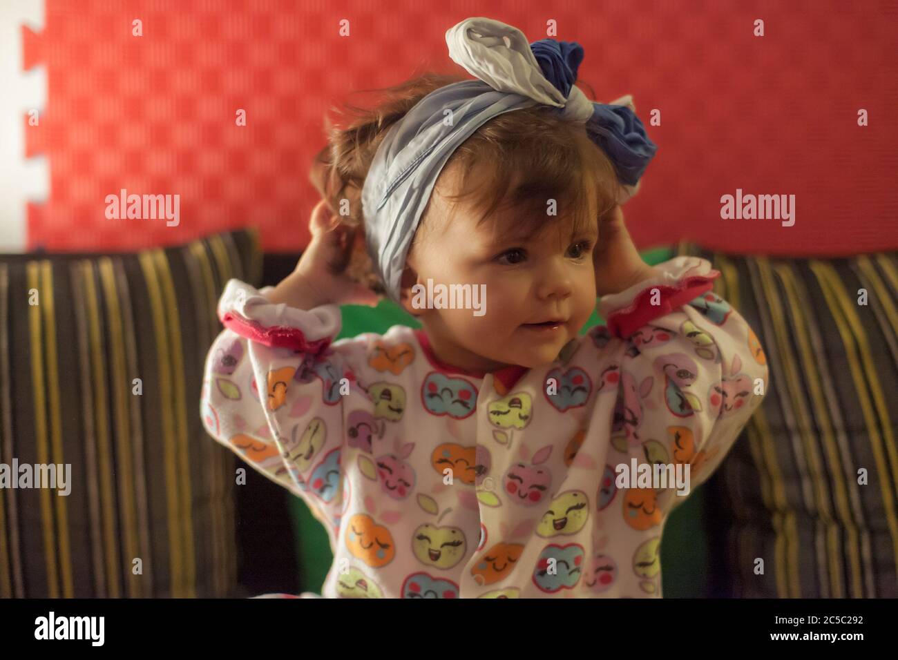Une Petite Fille Avec Un Foulard Autour De Sa Tete La Suede Photo Stock Alamy Une Petite Fille Avec Un Foulard Autour De Sa Tete La Suede Photo Stock Alamy
