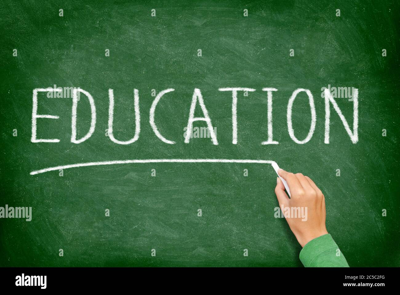 Éducation. Tableau noir de concept scolaire, pédagogique et éducatif. Formation à la main sur tableau vert. École primaire, secondaire, secondaire ou collégiale. Banque D'Images