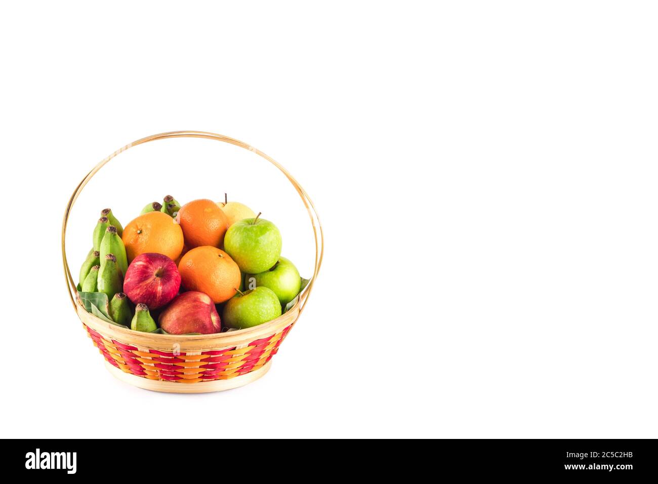 Orange, poire chinoise, banane, pomme rouge et pomme verte dans un panier en osier sur fond blanc fruits santé nourriture isolée Banque D'Images