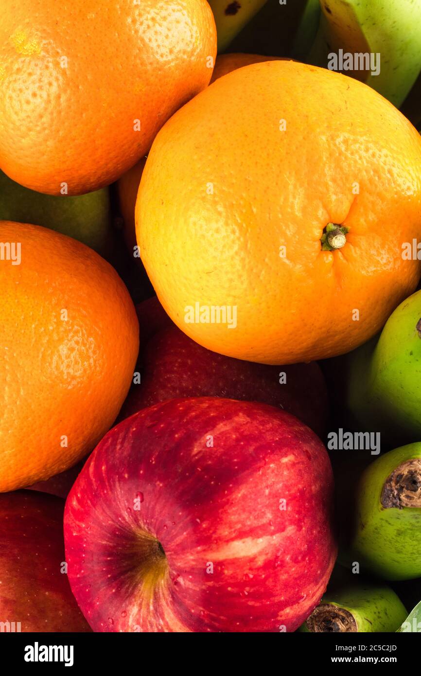 Fruits biologiques de saison crus ( pomme rouge et banane et orange ) sur fond fruits santé nourriture Banque D'Images