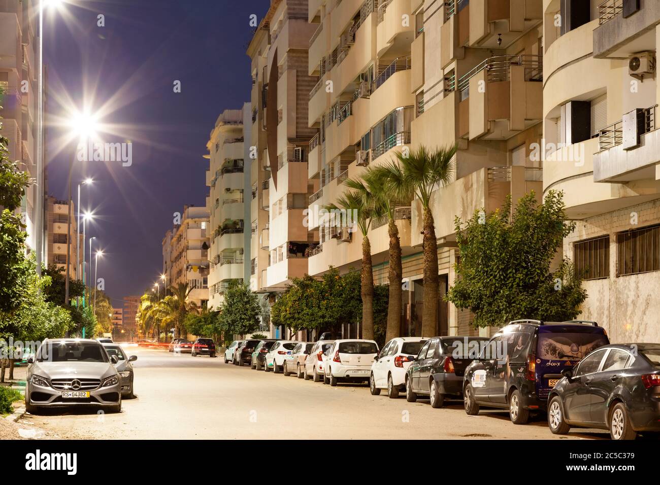 Une rue vide bordée de voitures à l'aube dans le quartier Agdal de Fès, Fès-Meknès, Maroc, Afrique. Banque D'Images