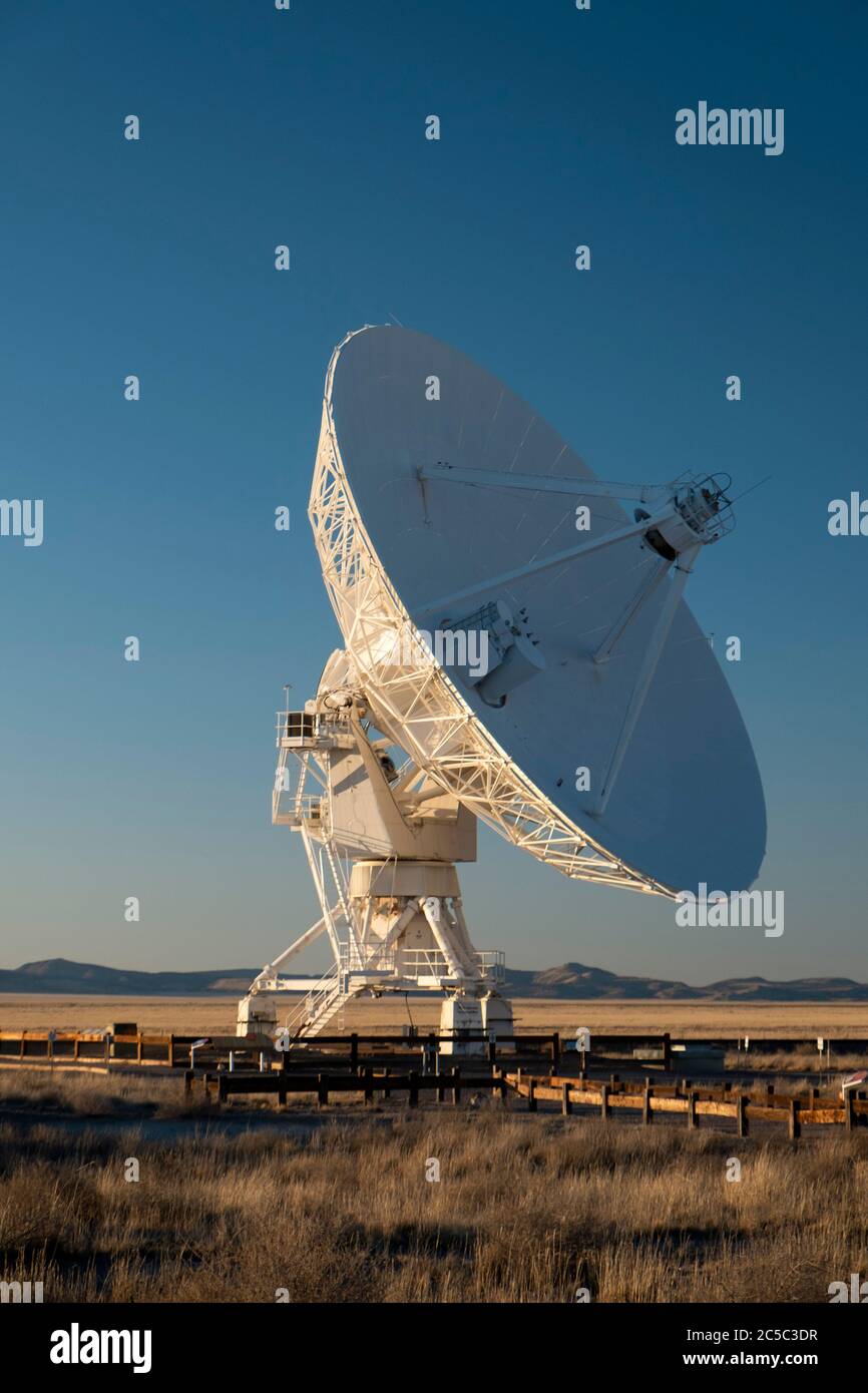 Vue d'un seul plat radioastronomie sur les pistes du très grand réseau (VLA) Banque D'Images