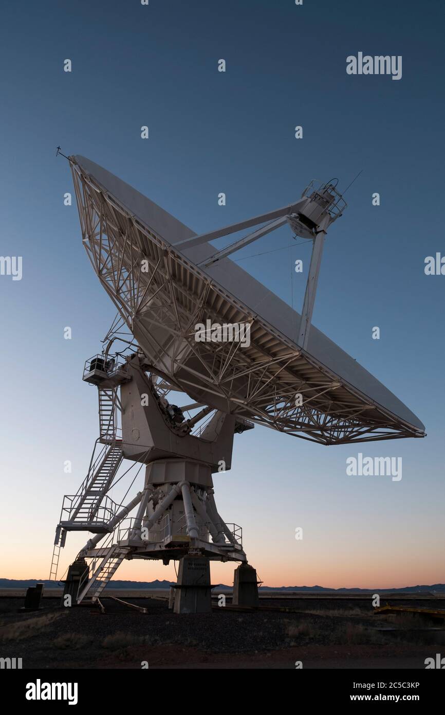 Vue d'un seul plat radioastronomie sur les pistes du très grand réseau (VLA) Banque D'Images