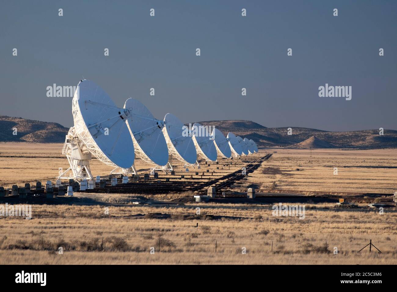 Une rangée de vaisselle radiotéléscopique, tous alignés au très grand réseau (VLA) dans le désert du Nouveau-Mexique Banque D'Images