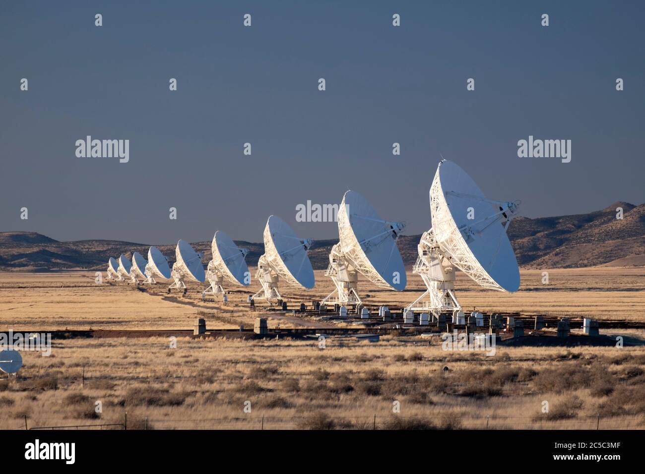 Une rangée de vaisselle radiotéléscopique, tous alignés au très grand réseau (VLA) dans le désert du Nouveau-Mexique Banque D'Images