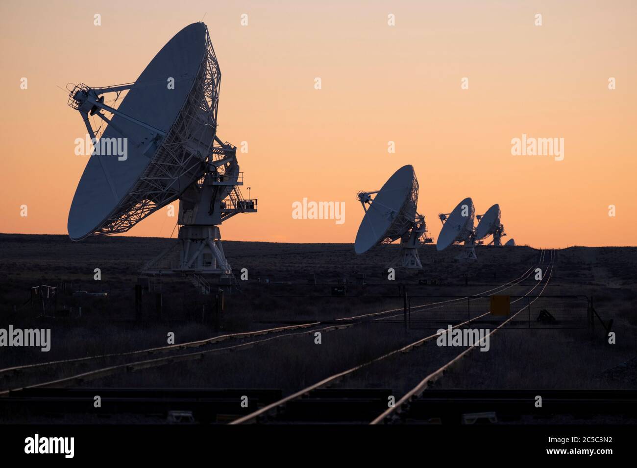 Rangée d'antennes radio après le coucher du soleil au VLA au Nouveau-Mexique Banque D'Images