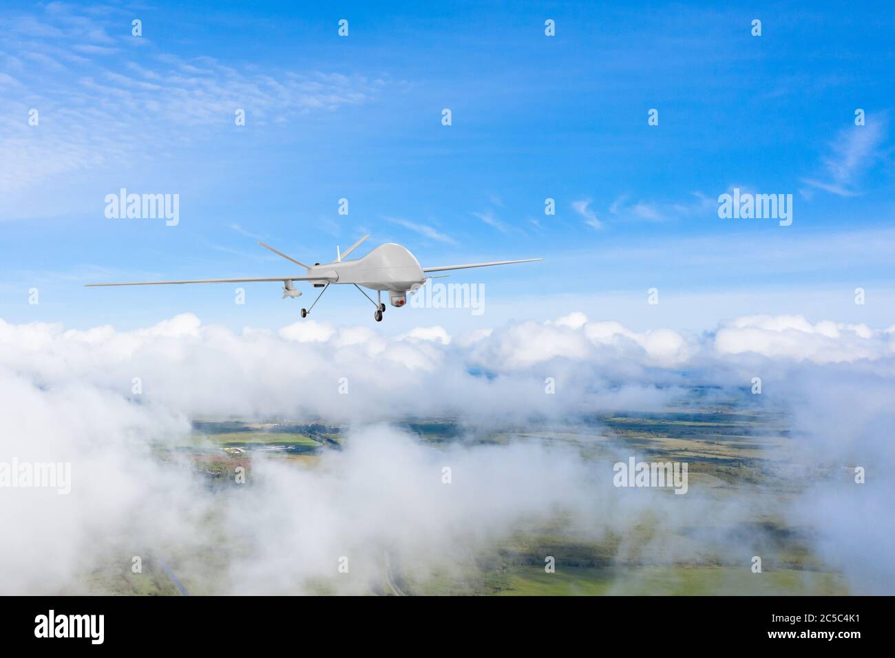 Un véhicule sans pilote survole les nuages et suit le ciel sur le territoire Banque D'Images