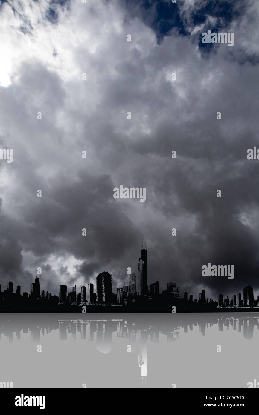 Horizon de la ville générique avec réflexion en premier plan et nuages de tempête spectaculaires au-dessus Banque D'Images