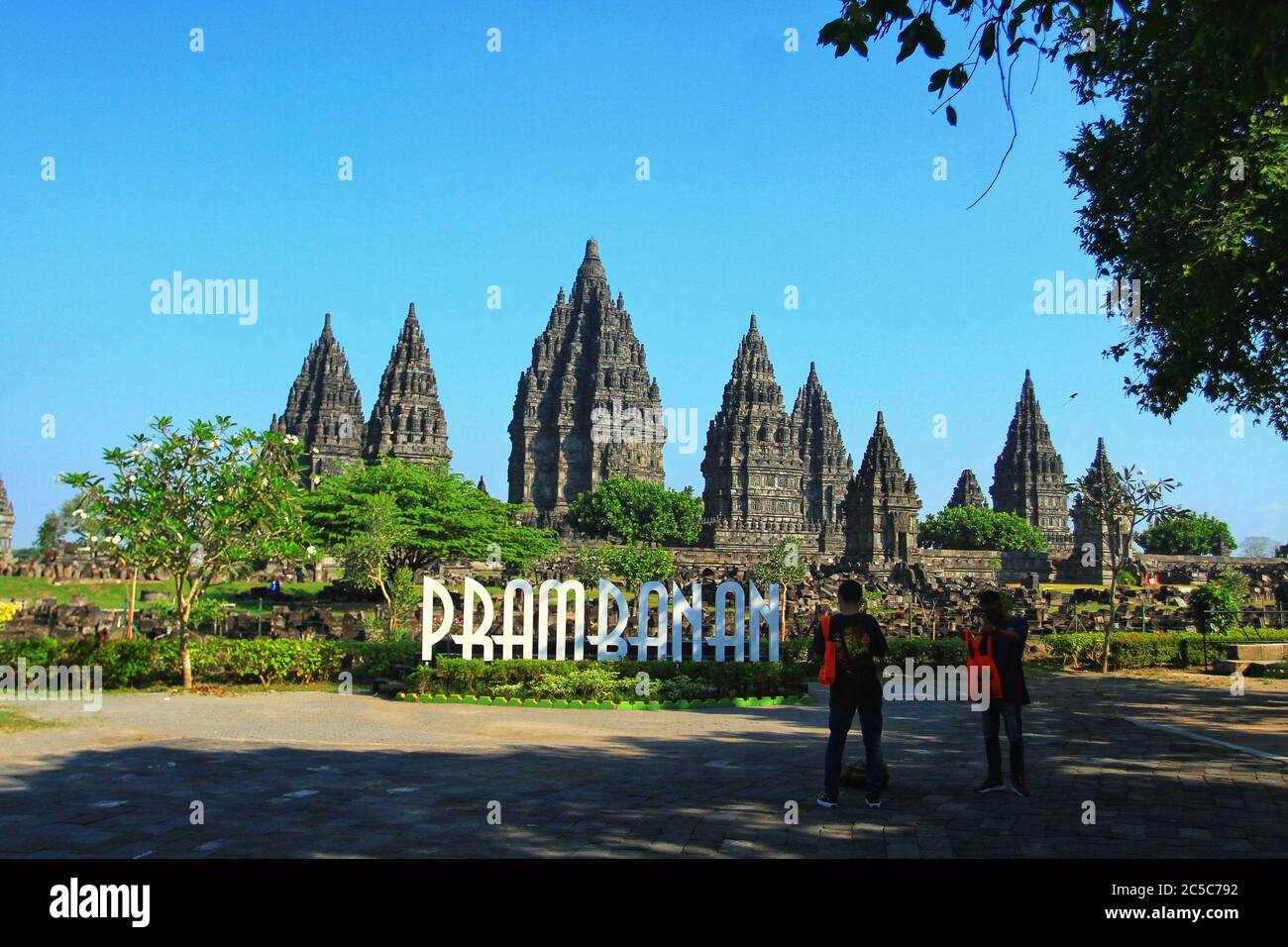 Yogyakarta, Indonésie. 1er juillet 2020. Tourisme Profitez des espaces ouverts lors de la réouverture du temple de Prambanan, à Yogyakarta, Indonésie, le 1er juillet 2020.le site du patrimoine mondial de l'UNESCO a rouvert au public après la fermeture dans le cadre de l'épidémie de coronavirus. Temple de Prambanan qui ont adopté un système à sens unique autour de l'ensemble du site, avec des points d'entrée et de sortie séparés, ainsi que des marqueurs sociaux de distance. (Photo par Devi Rahman/INA photo Agency/Sipa USA) crédit: SIPA USA/Alay Live News Banque D'Images