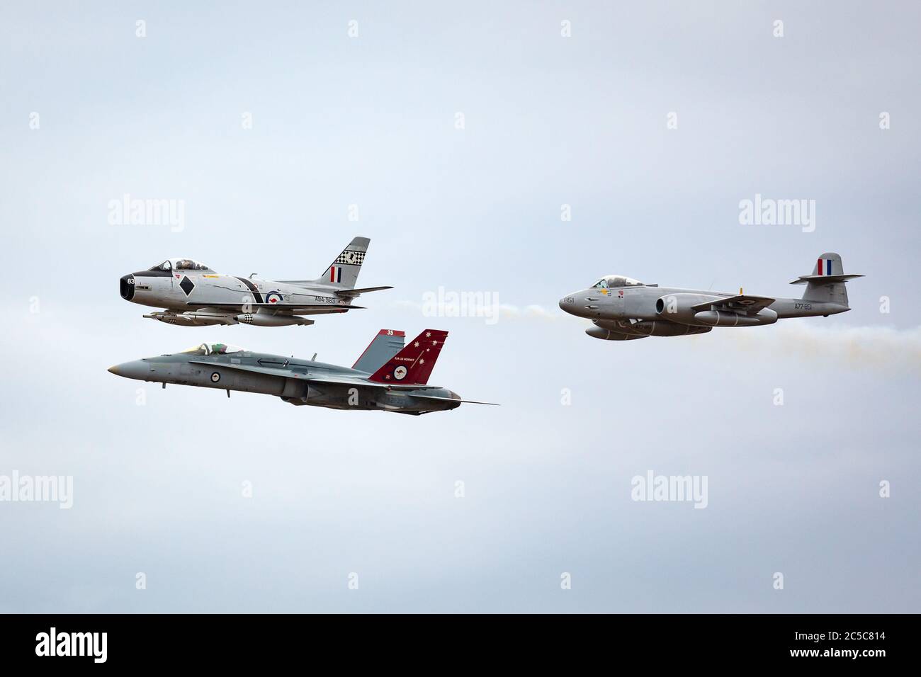 Ancien avion à réaction de la Royal Australian Air Force (RAAF) Commonwealth Aircraft Corporation CA-27 Sabre (F-86 Sabre) à la tête d'un Gloster Meteor et d'un RAAF Banque D'Images