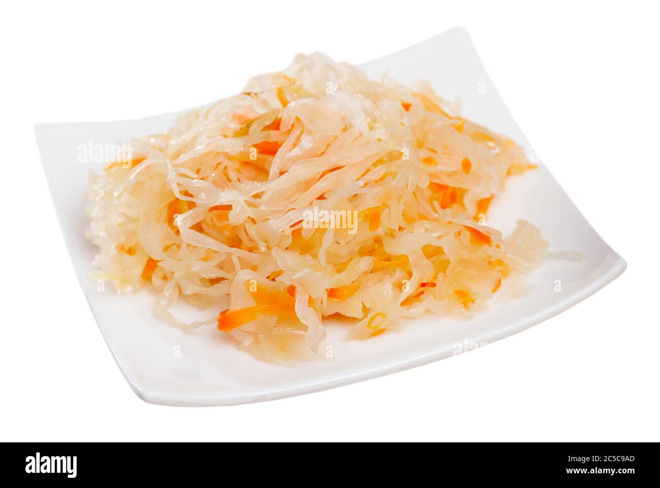 Choucroute avec carottes dans un bol. Isolé sur fond blanc Banque D'Images