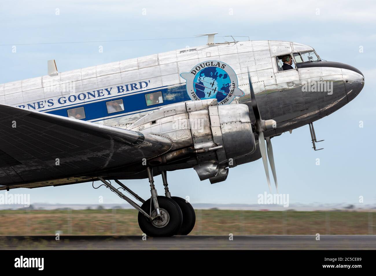 Vintage Douglas DC-3 Airliner VH-OVM exploité par Air nostalgie (Shortstop jet Charters) au sol à l'aéroport d'Avalon Banque D'Images