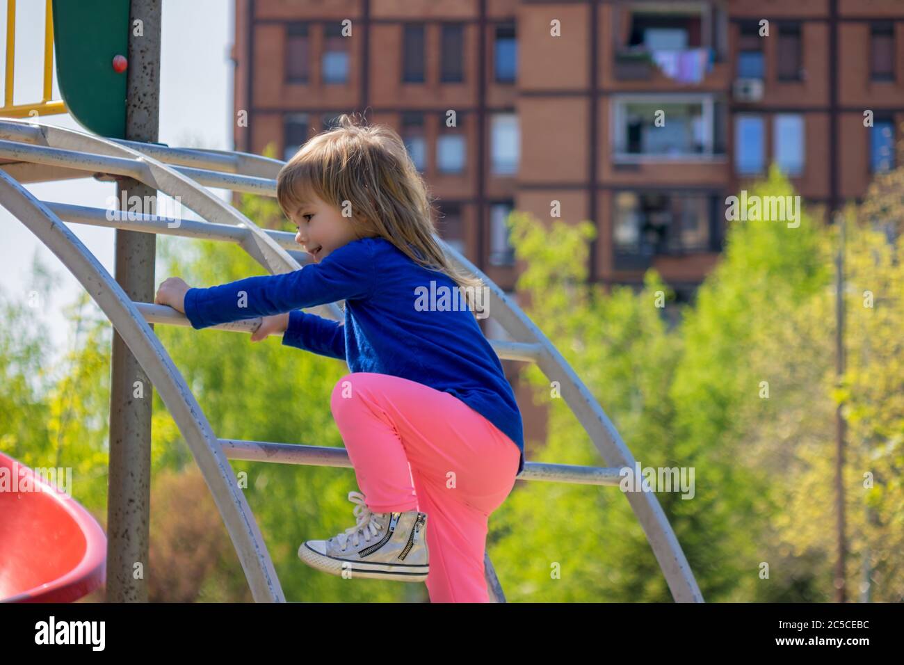 un enfant avec un équipement d'exercice Banque D'Images