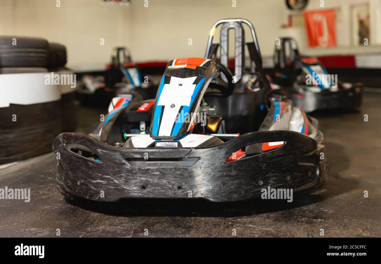 Photo de la conduite de voitures de sport pour carting dans le club de sport intérieur, pas de personnes Banque D'Images