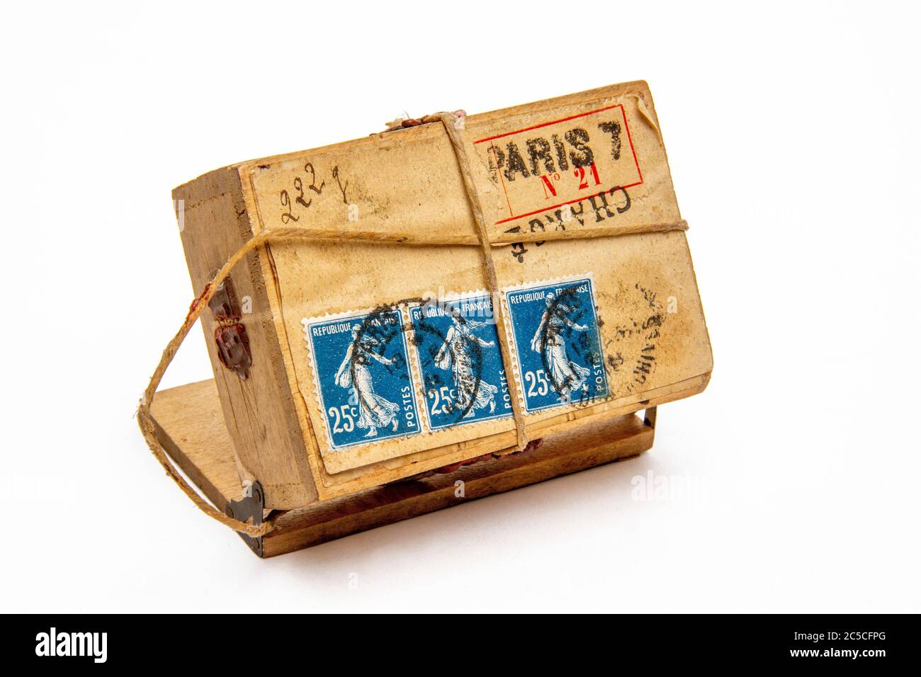 Caisse en bois vintage avec des timbres attachés avec de la ficelle montrant l'histoire postale de Paris Banque D'Images