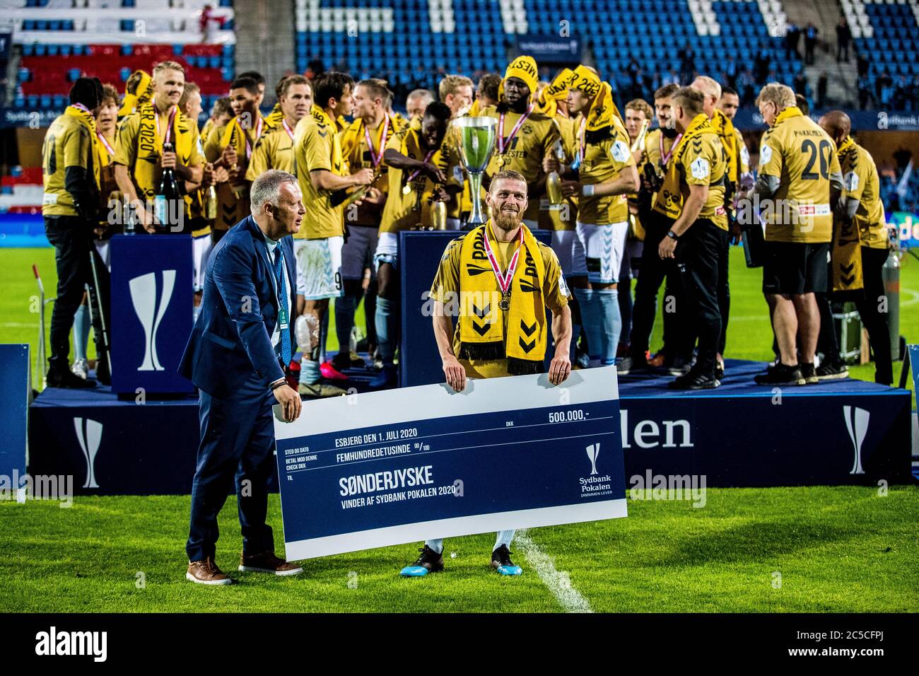 Esbjerg, Danemark. 1er juillet 2020. Soenderjyske remporte la finale de la coupe danoise après une victoire de 0-2 contre Aalborg Boldklub à la Blue Water Arena d'Esbjerg. Ici, le capitaine Johan Absalonsen est vu avec un chèque géant. (Crédit photo : Gonzales photo/Alamy Live News Banque D'Images