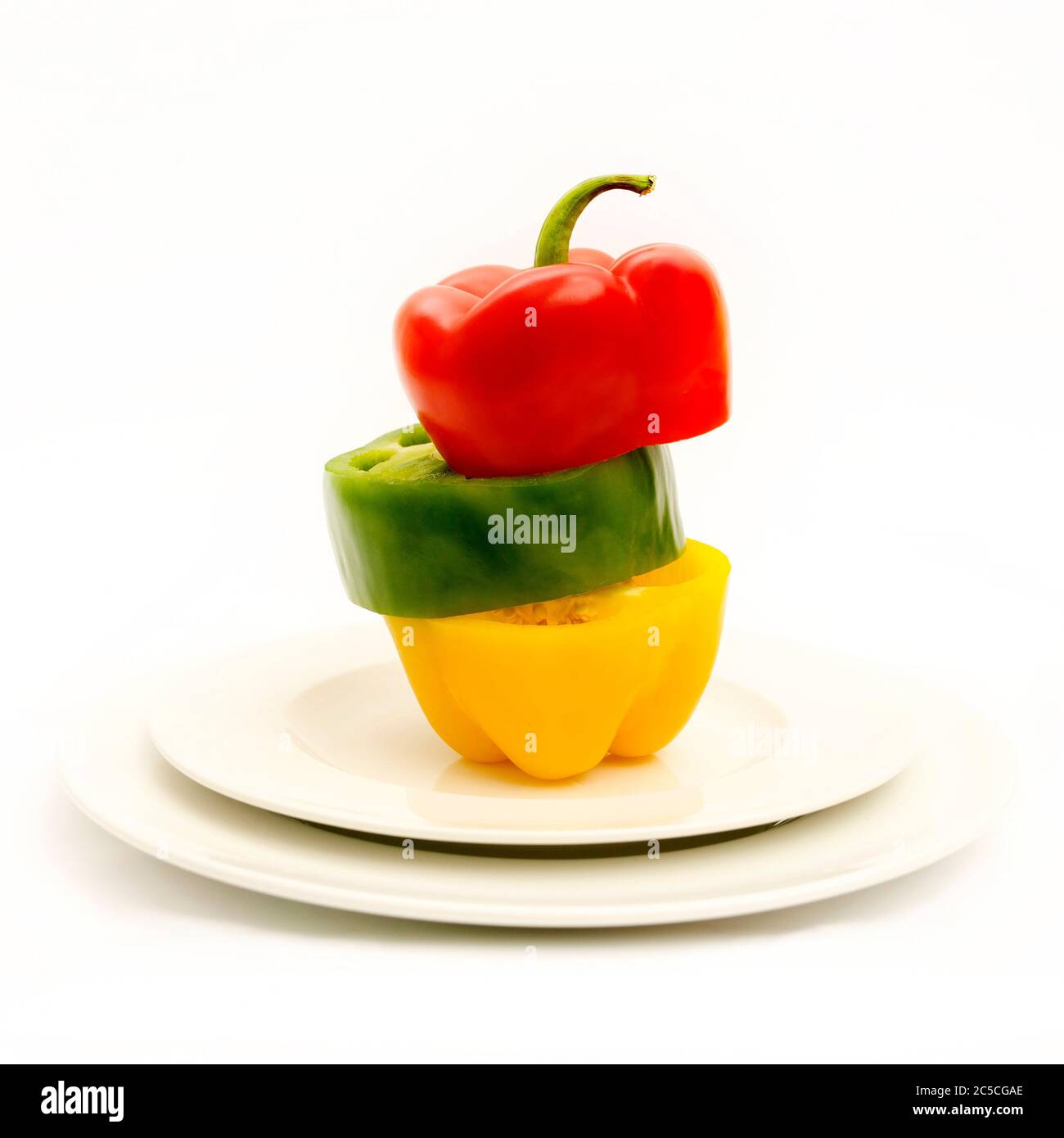 Poivrons multicolores dans une assiette Banque D'Images