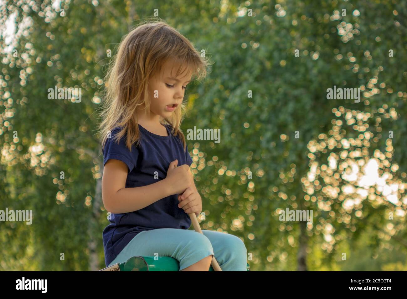 un enfant avec un équipement d'exercice Banque D'Images